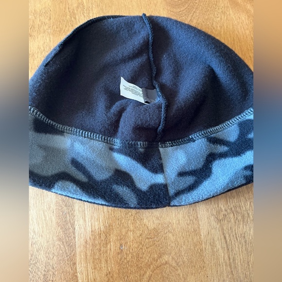Old Navy Fleece Hat. Black with camouflage inner band. NWT excellent condition - Picture 5 of 7